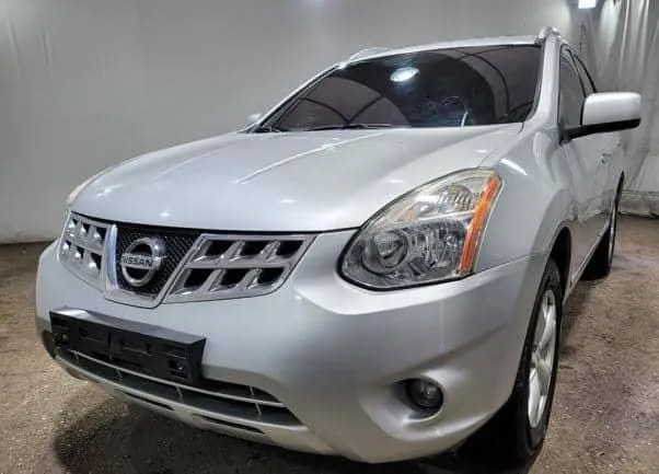 Nissan Rogue 4x4 vista frontal