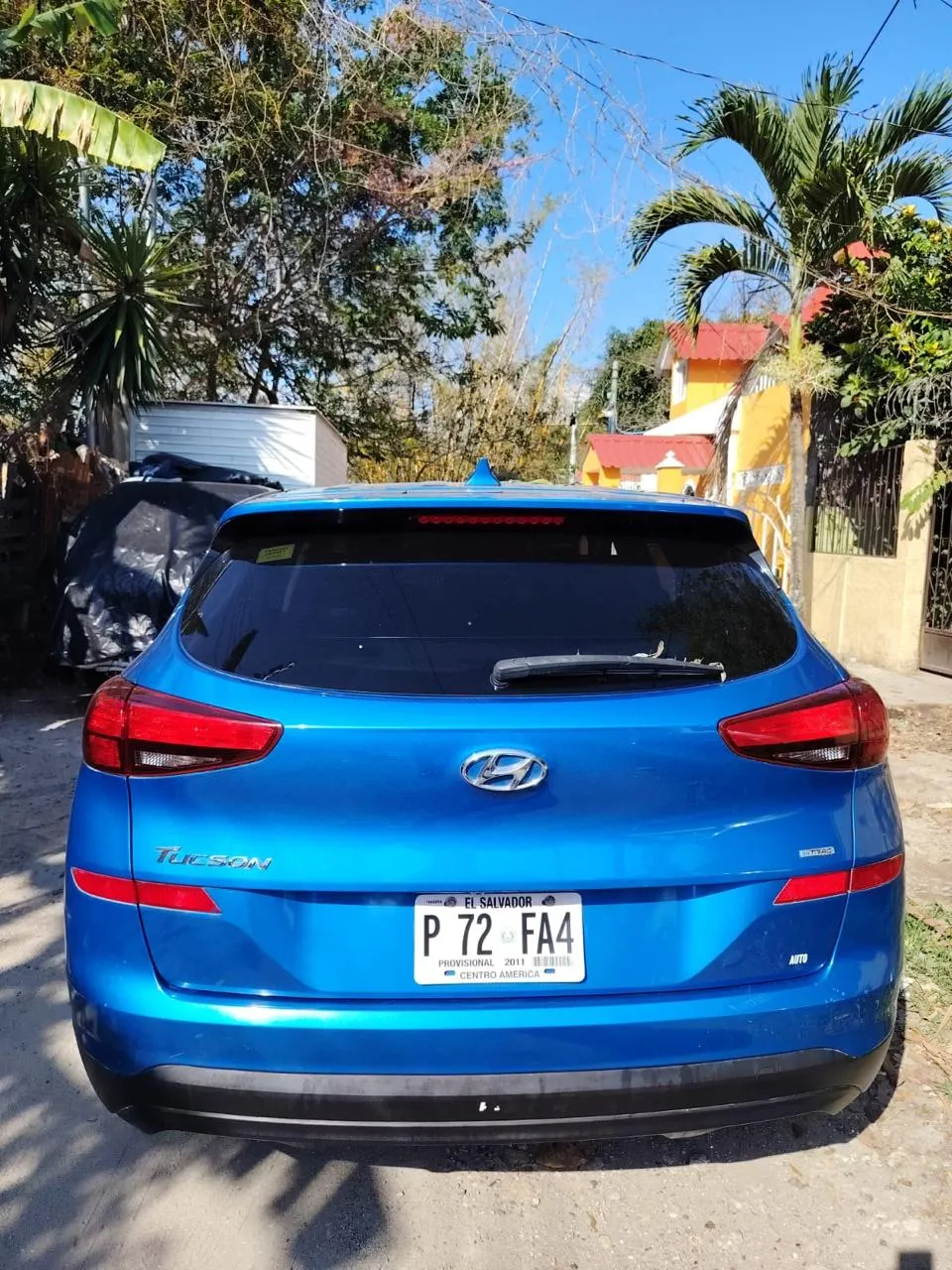 Hyundai Tucson azul visto desde atrás